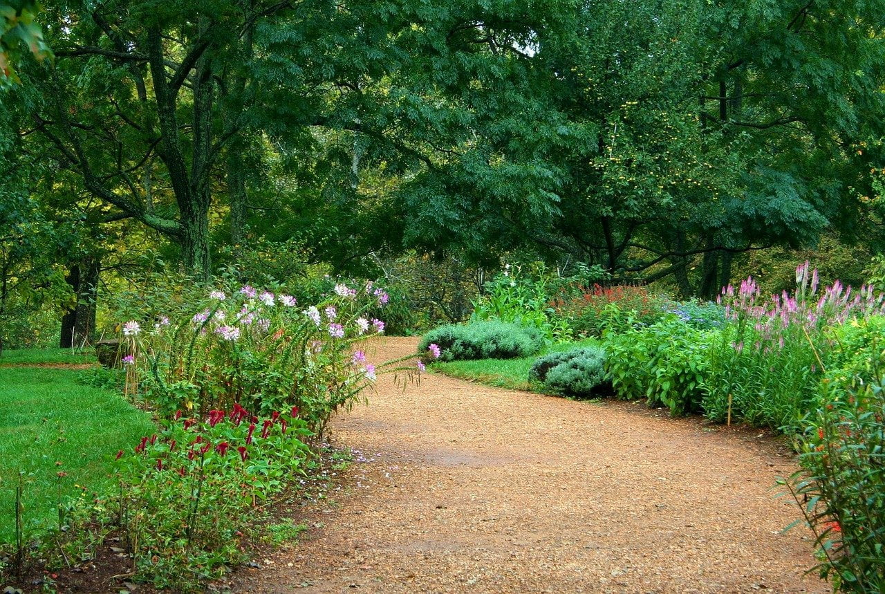 jardin méditerranéen avec du gravier à Trets