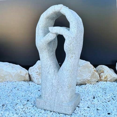 statue moderne mains
