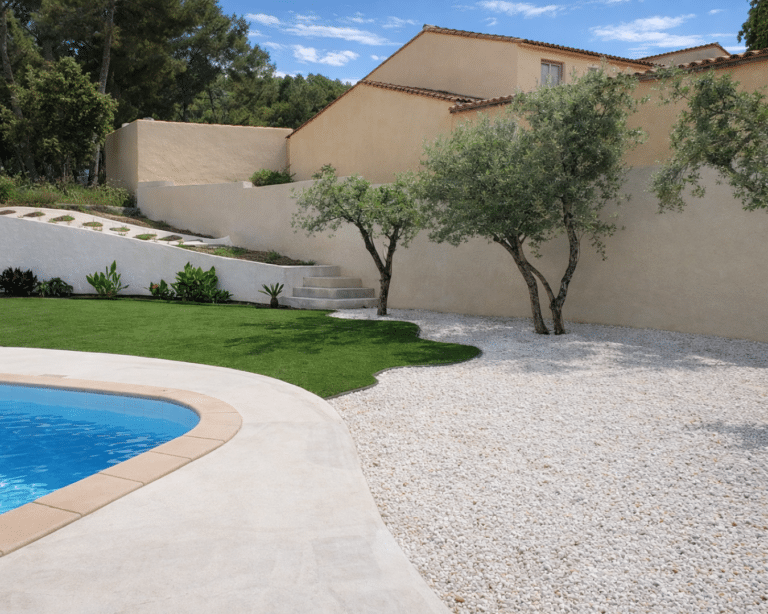 Gravier blanc autour d'une piscine